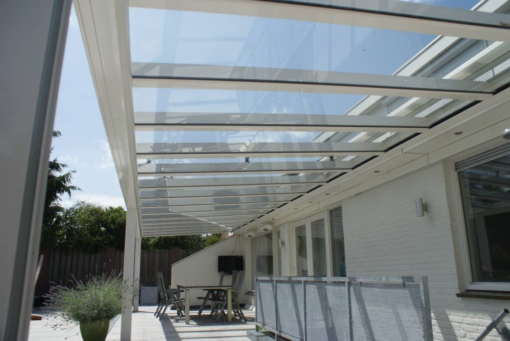 Voorbeeld van een terrasoverkapping in de tuin