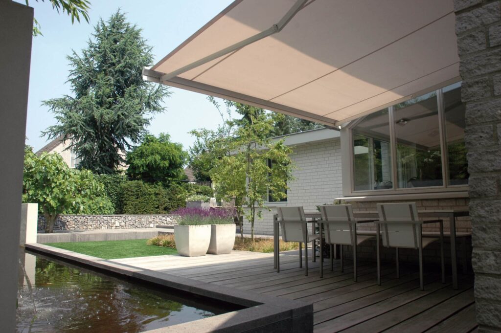 Knikarmscherm in de tuin